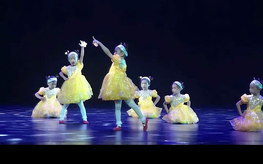 3-6 Young children dance (36-year-old children dance with apple fragrance)